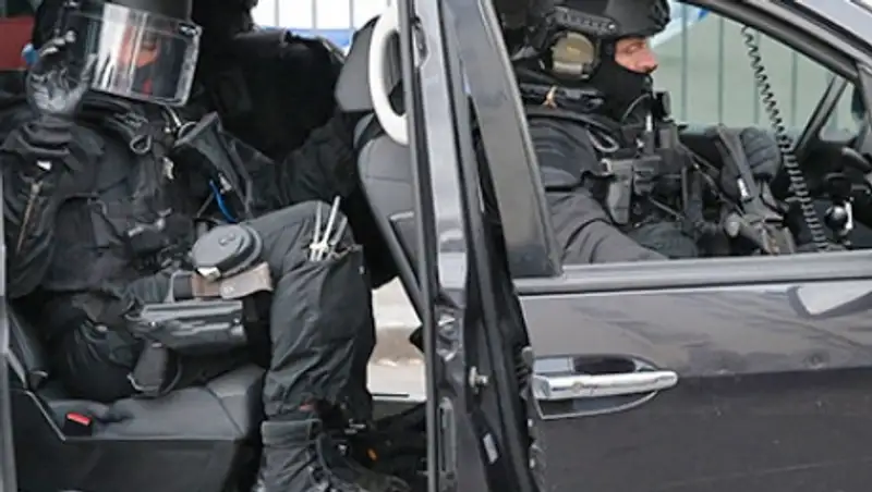 В Марселе из автоматов обстреляли полицейских