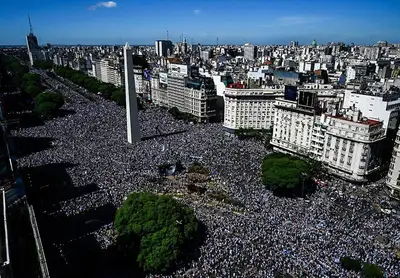 Футболистов сборной Аргентины эвакуировали на вертолетах с улиц Буэнос-Айреса, фото - Новости Zakon.kz от 21.12.2022 04:16