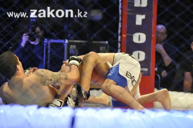 «Атилле» пришла «Смерть». Емельяненко выиграл в Алматы 18 бой в карьере (фото) «Атилле» пришла «Смерть». Емельяненко выиграл в Алматы 18 бой в карьере (фото), фото - Новости Zakon.kz от 22.12.2011 19:31