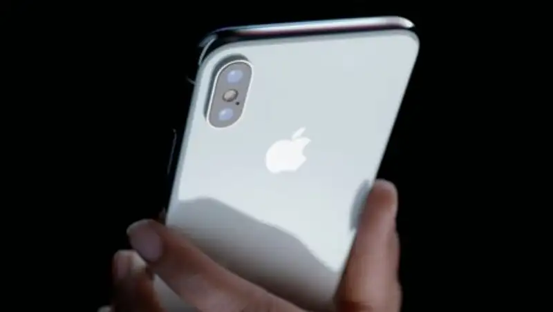 Apple вдвое сократит выпуск iPhone X в I квартале