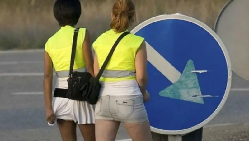 Проституток на трассе под Миланом обяжут носить светоотражающие жилеты и штаны