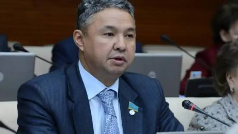 Азат Перуашев: Чиновники выписывают себе премии по 15 млн