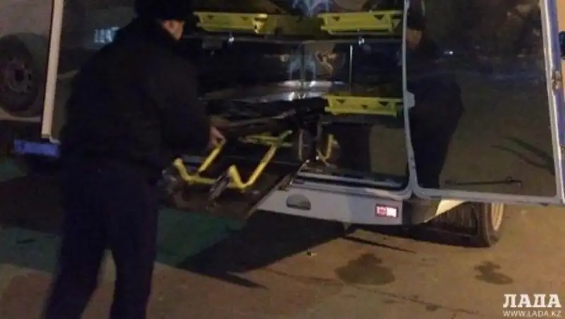 В Актау на автобусной остановке обнаружили труп мужчины