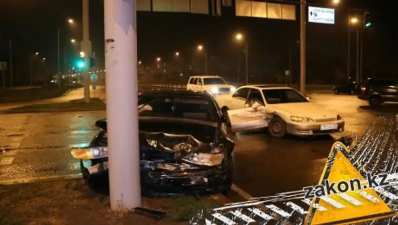 В Алматы одна Toyota протаранила другую на мокрой дороге