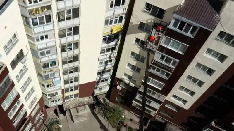 В Актау женщина разбилась, упав с девятого этажа