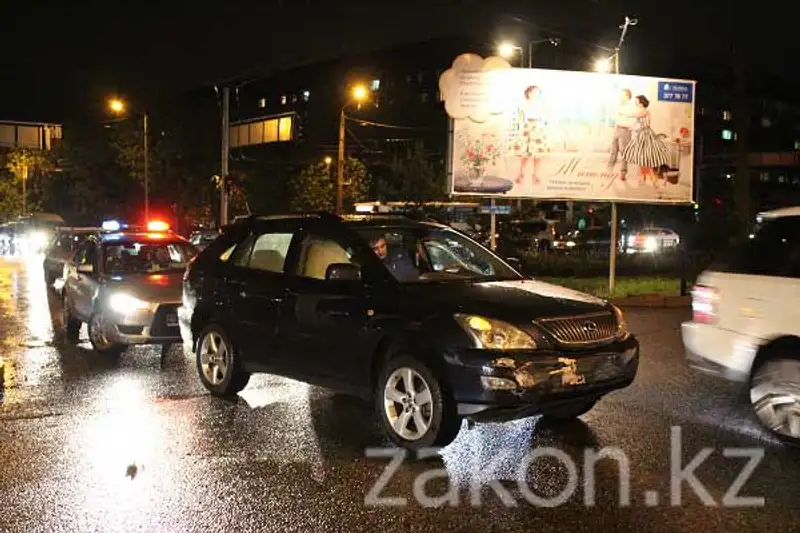 На перекрестке Абая-Гагарина в Алматы водитель автомобиля Lexus на полном ходу въехал в Mitsubishi (фото)