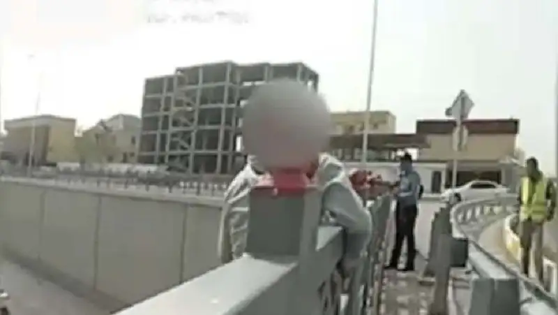 Мужчина пытался сброситься с моста в Шымкенте из-за семейных проблем