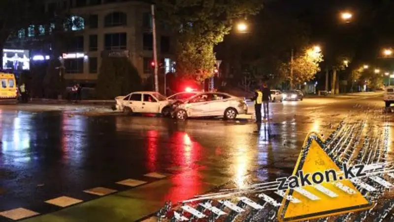 Три автомобиля столкнулись в Алматы, пострадали шесть человек