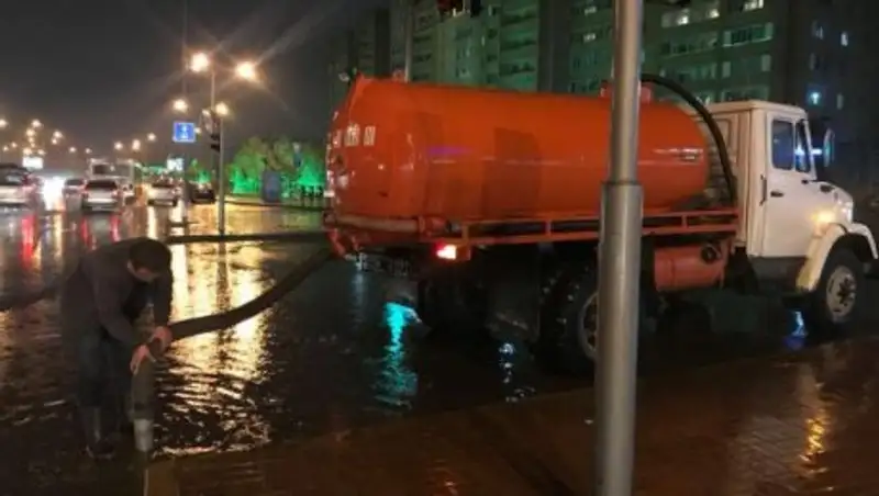 Как Астана стала Венецией: лодки на улицах и подводные автобусы