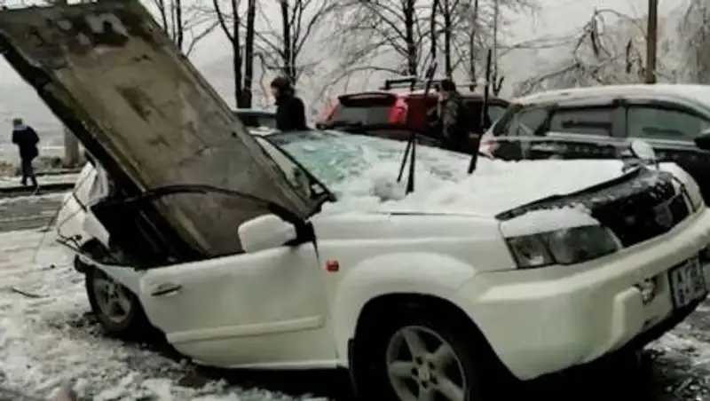 На припаркованный автомобиль с крыши  упала бетонная плита