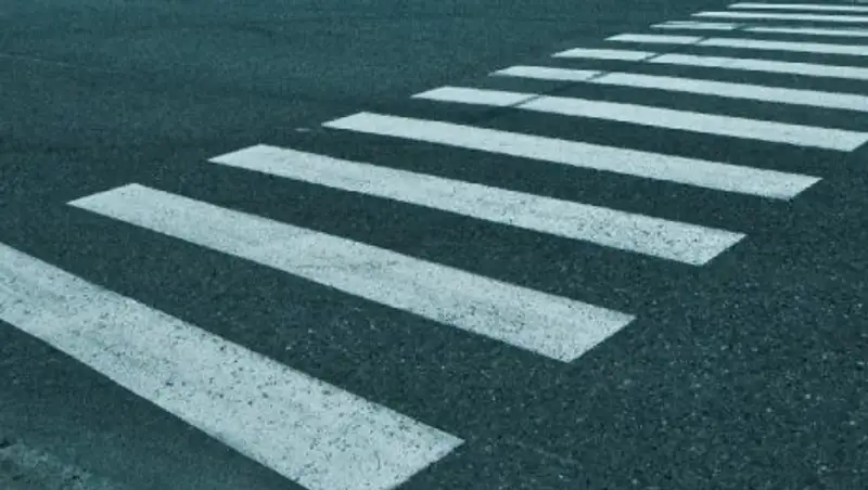 В центре Алматы грузовик сбил женщину и уехал, не сбавляя скорости