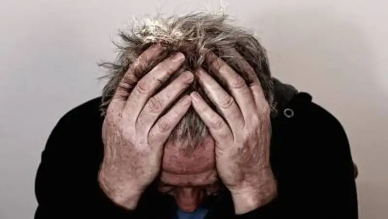 Душил и повалил на землю: ограбление пенсионера попало на видео в Атырау