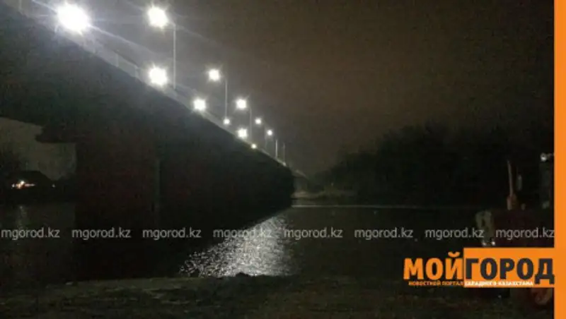 Женщина спрыгнула с моста в Уральске