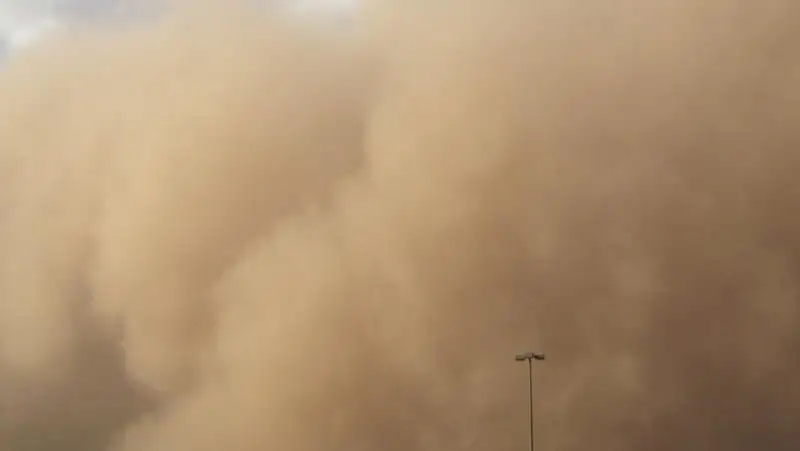 Из-за пыльной бури закрыт участок дороги в Мангистауской области
