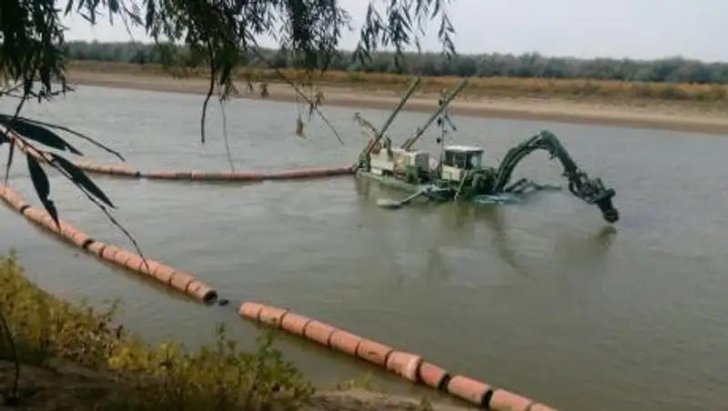 В Атырауской области проводятся масштабные работы по углублению дна двух рек