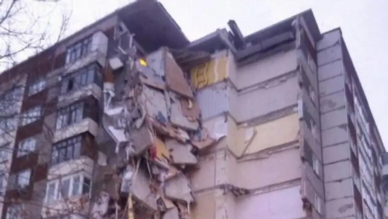 Момент обрушения дома в Ижевске попал на видео