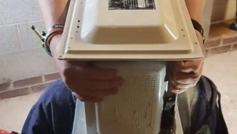 Блогер-экспериментатор засунул голову в микроволновку