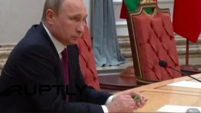Путин на переговорах по Украине сломал ручку 
