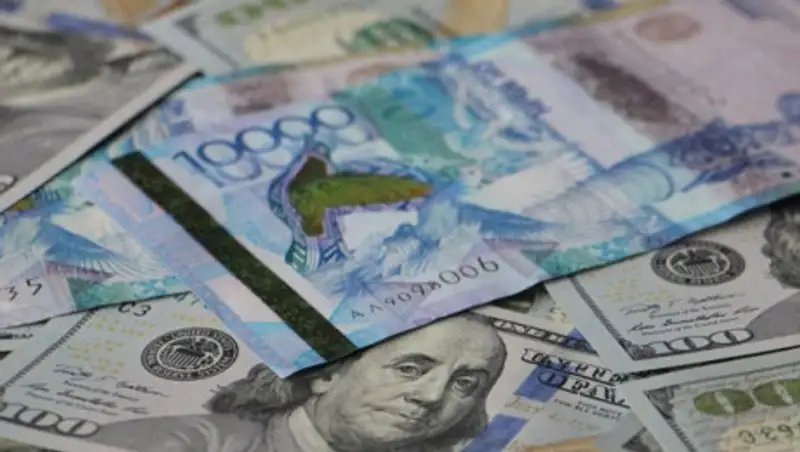Курс доллара немного снизился