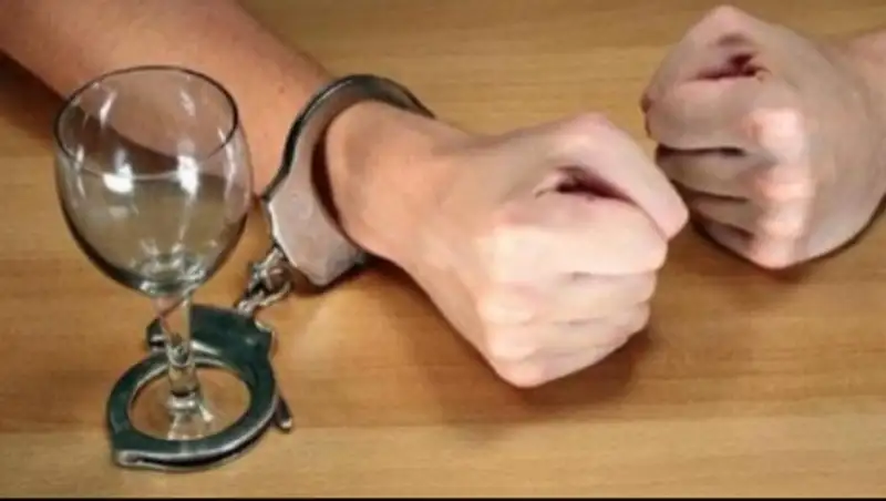 В Алматинской области двое посетителей избили работницу кафе