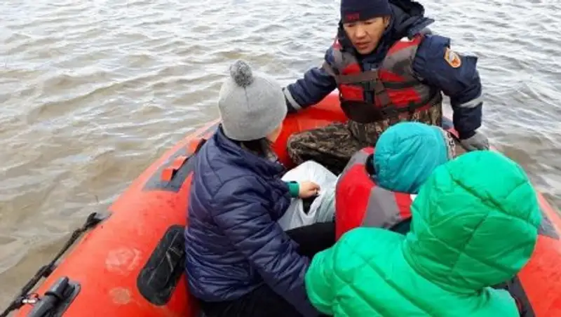 В Акмолинской области дети из смытого паводком автобуса не могут вернуться домой 