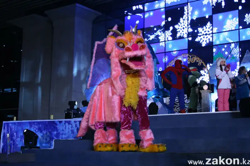 В Алматы зажгли главную новогоднюю ёлку (фото), фото - Новости Zakon.kz от 01.12.2011 02:06