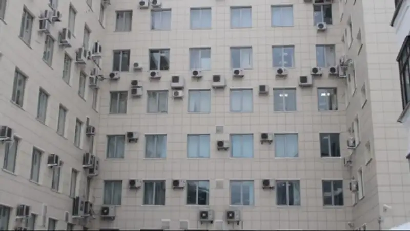 Казахстанцев предупреждают о необходимости удалить кондиционеры и антенны с фасадов зданий