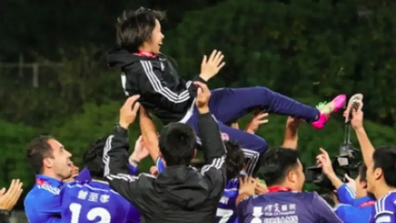 Возглавляемая 27-летней женщиной мужская команда выиграла чемпионат страны