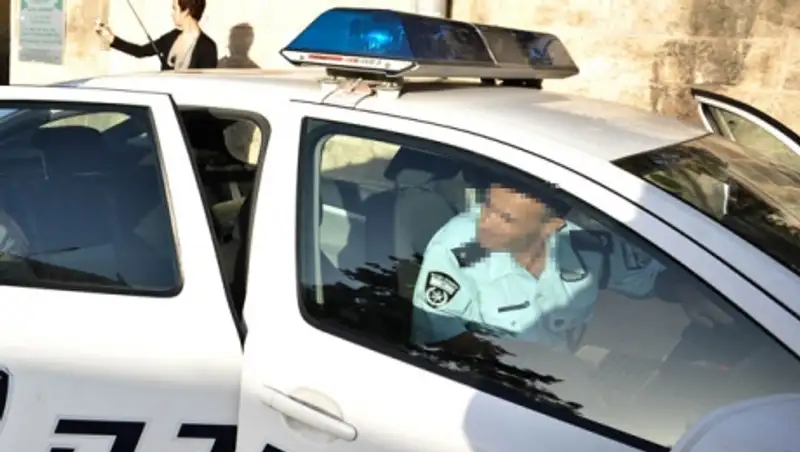 Водитель задержан за шутку с окровавленной рукой, торчащей из багажника