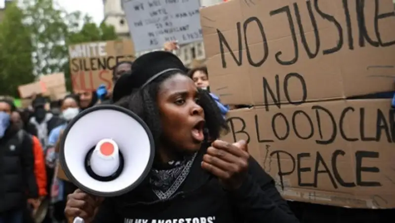 Во время протестов в Лондоне 23 полицейских получили ранения