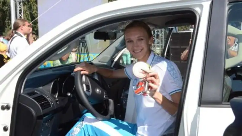 Ольге Рыпаковой вручили ключи от автомобиля и 50 тысяч долларов США