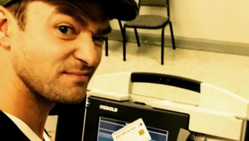 Джастин Тимберлейк сделал противозаконное селфи на выборах