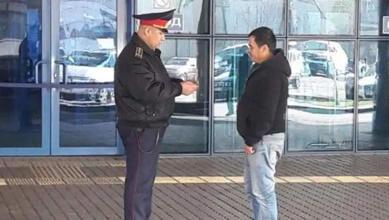 Частные таксисты, "дежурящие" в аэропорту Алматы, оштрафованы почти на 2 млн тенге