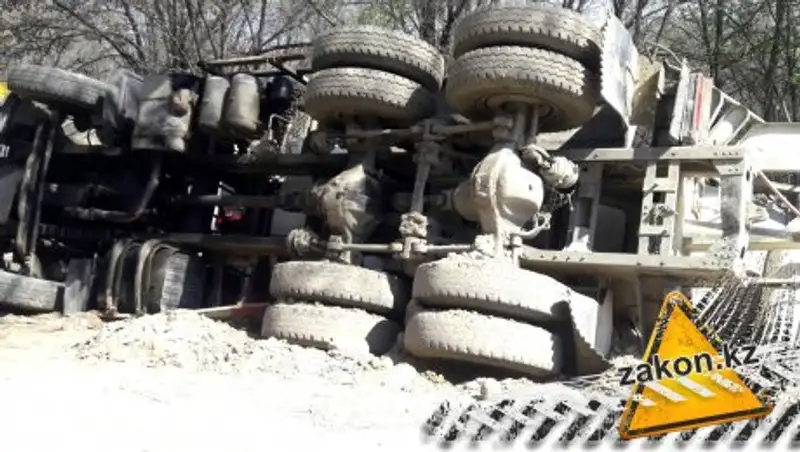 Груженая бетономешалка перевернулась в Алматы