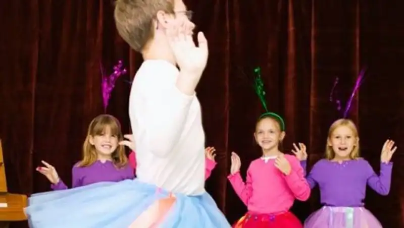 В Англии церковь считает, что мальчики могут носить тиары, пачки и каблуки