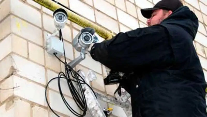 В ЮКО камера видеонаблюдения записала, как ее воруют