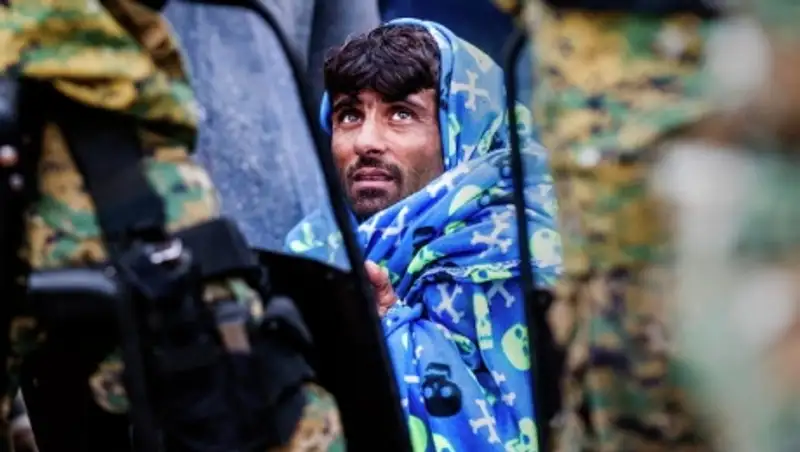 Мигранты забросали полицейских камнями на границе Македонии и Греции