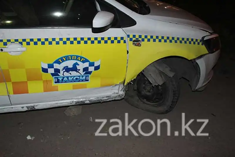 «Бомбилы» портят жизнь официальным таксистам в Алматы (фото) «Бомбилы» портят жизнь официальным таксистам в Алматы (фото), фото - Новости Zakon.kz от 04.10.2013 16:50