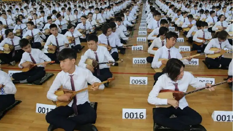 Токаев поблагодарил организатора самого масштабного урока домбры