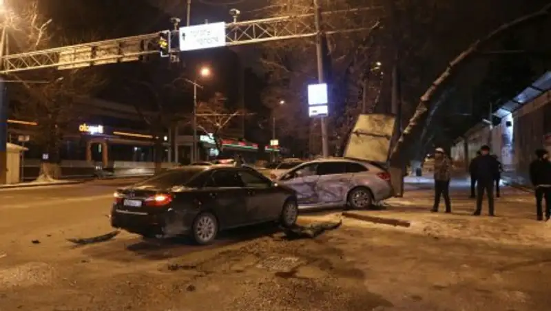 Водитель Toyota проехал на красный свет светофора и столкнулся с Chevrolet в Алматы