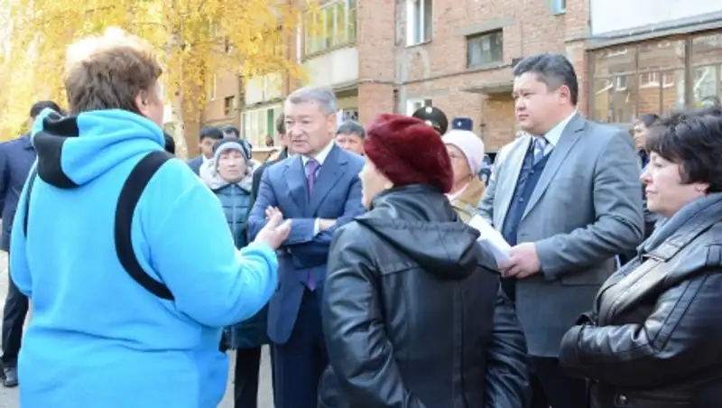 Аким ВКО осмотрел дома с трещинами в п. Белоусовка