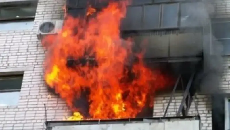 Екібастұздық полицейлер бес қабатты үйден шыққан өрттен тұрғындарды ерлікпен құтқарып қалды