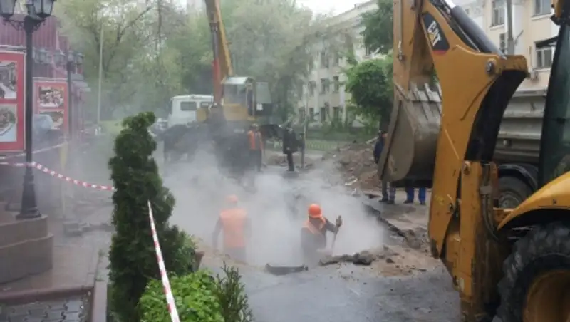 В Алматы в районе Старой площади во время испытаний прорвало трубу с горячей водой