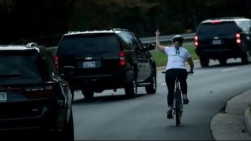 Велосипедистка показала средний палец кортежу Трампа