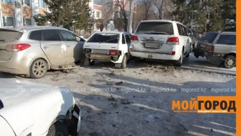 В Уральске автоледи на внедорожнике снесла 6 автомобилей