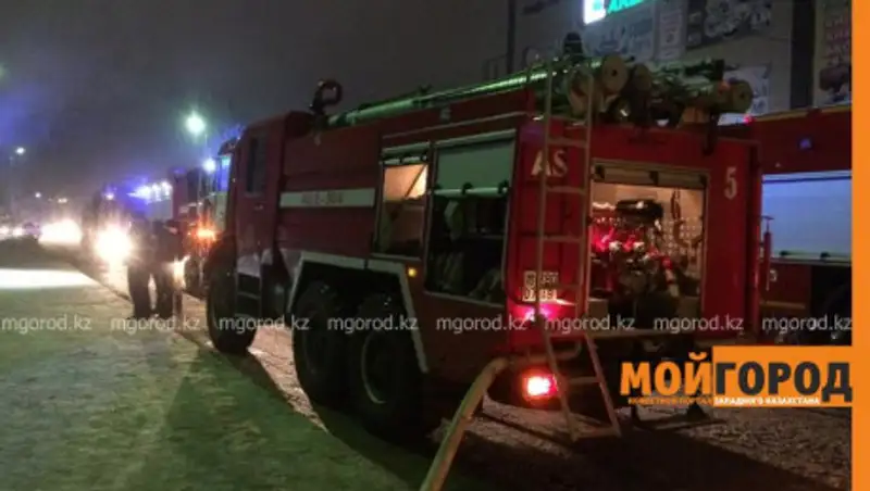 В Уральске загорелся крупный торговый дом