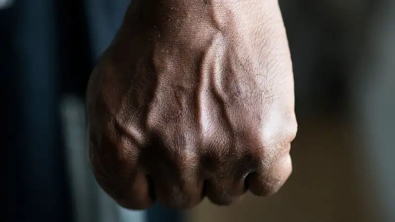 В Каркаралинске полиция выставила блокпосты из-за нападения на женщину