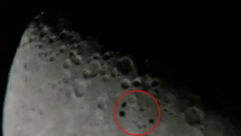 Астроном-любитель снял на видео странные объекты, пролетевшие мимо Луны