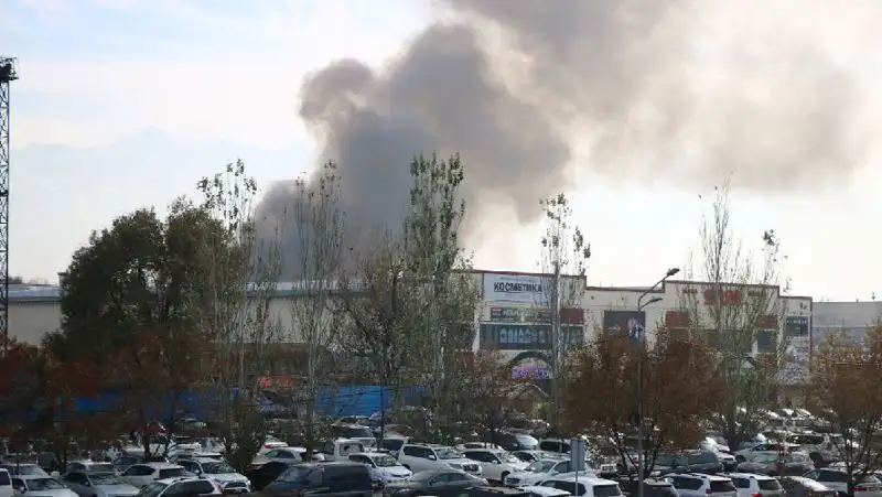 Пожар на барахолке в Алматы: фоторепортаж, фото - Новости Zakon.kz от 11.11.2022 14:33