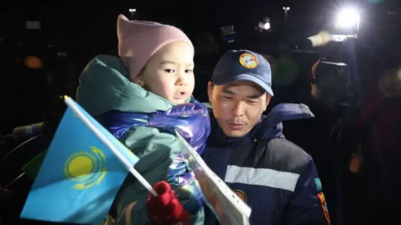 Как встречали спасателей, вернувшихся из Турции, фото - Новости Zakon.kz от 19.02.2023 08:21